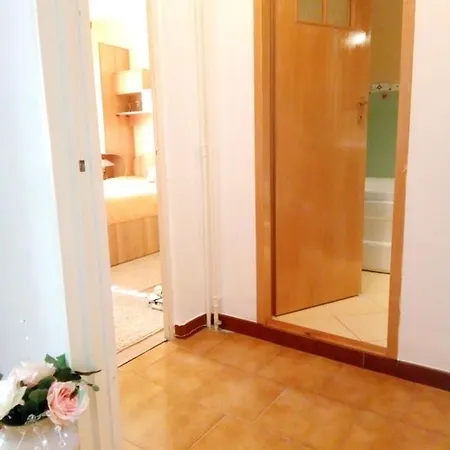 Cozy And Bright Two Bukarest
